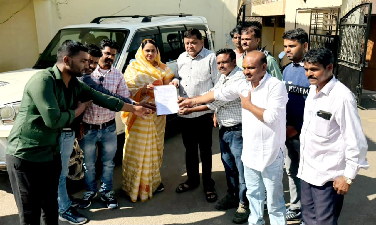 आजाद स्कूल अतिथि शिक्षक संघ ने शीतकालीन विधानसभा-सत्र में आवाज उठाने हेतु MLA पटेल को सौंपा ज्ञापन