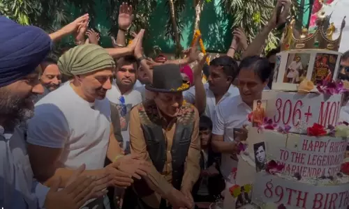 Dharmendra ने अपने 89वें जन्मदिन पर केक काटा, प्रशंसकों के साथ पोज दिए