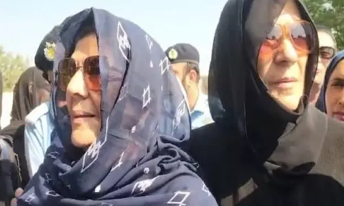 ATC ने इमरान खान की बहनों और उनकी पार्टी के नेता राजा की अंतरिम जमानत बढ़ाई