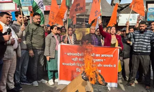Jammu: बांग्लादेश में हिंसा के खिलाफ विधायक ने किया विरोध प्रदर्शन Jammu: बांग्लादेश में हिंसा के खिलाफ विधायक ने किया विरोध प्रदर्शन