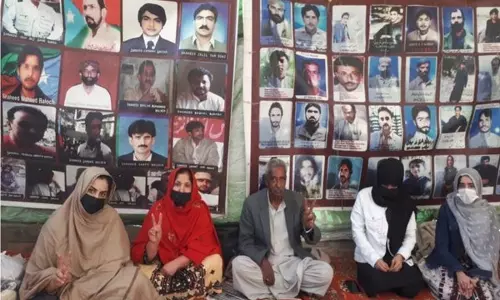 Balochistan: लोगों के जबरन गायब होने के खिलाफ निवासियों ने किया प्रदर्शन, लापता लोगों की रिहाई की मांग Balochistan: लोगों के जबरन गायब होने के खिलाफ निवासियों ने किया प्रदर्शन, लापता लोगों की रिहाई की मांग