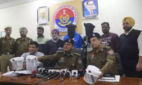 Sarpanch की हत्या की योजना बना रहे दो लोगों को हथियारों के साथ गिरफ्तार Sarpanch की हत्या की योजना बना रहे दो लोगों को हथियारों के साथ गिरफ्तार