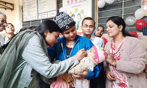 Alwar: जिला कलेक्टर ने बच्चों को पोलियो की खुराक पिलाकर किया पल्स पोलियो अभियान