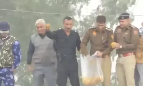 जब पुलिस ने किसानों पर बरसाए फूल, दिल्ली कूच की जिद ठाने किसानों पर आंसू गैस के गोलों का भी इस्तेमाल जब पुलिस ने किसानों पर बरसाए फूल, दिल्ली कूच की जिद ठाने किसानों पर आंसू गैस के गोलों का भी इस्तेमाल
