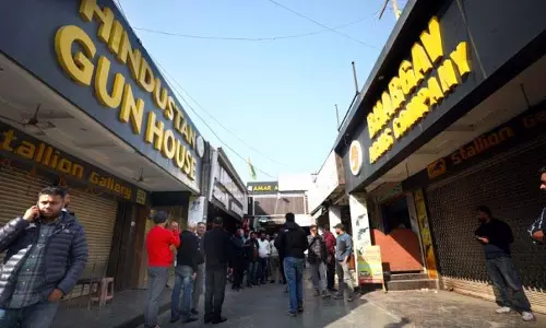 Jammu: सरकार ने शस्त्र लाइसेंस घोटाले में हथियार डीलरों पर निशाना साधना शुरू किया Jammu: सरकार ने शस्त्र लाइसेंस घोटाले में हथियार डीलरों पर निशाना साधना शुरू किया