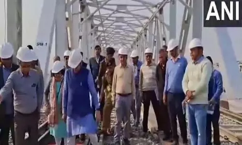 केंद्रीय मंत्री अश्विनी वैष्णव ने Prayagraj में नवनिर्मित गंगा रेल पुल का किया निरीक्षण