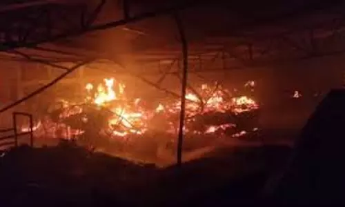 Palamu: होटल में लगी आग, सारे सामान जल कर खाक Palamu: होटल में लगी आग, सारे सामान जल कर खाक