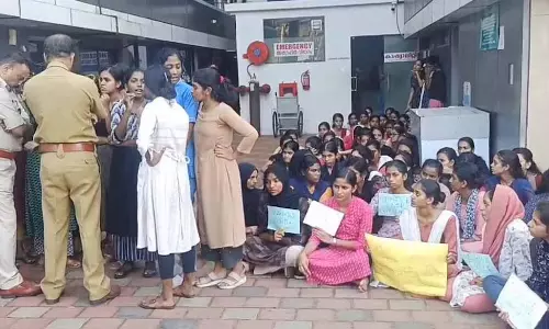 Kasaragod: नर्सिंग छात्रा ने की आत्महत्या की कोशिश; वार्डन पर कथित उत्पीड़न का आरोप Kasaragod: नर्सिंग छात्रा ने की आत्महत्या की कोशिश; वार्डन पर कथित उत्पीड़न का आरोप