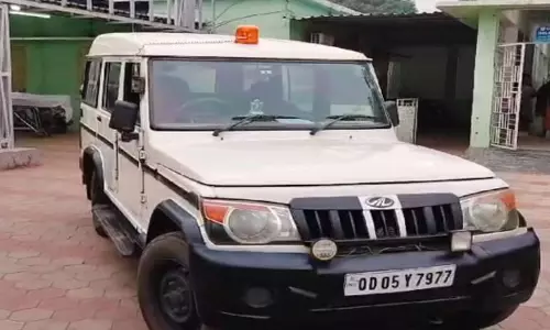Odisha के ढेंकनाल जिले में बदमाशों ने एक व्यक्ति की उसके बेटे के सामने हत्या कर दी Odisha के ढेंकनाल जिले में बदमाशों ने एक व्यक्ति की उसके बेटे के सामने हत्या कर दी