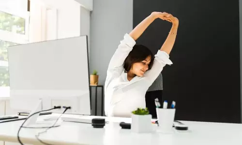 Desk Job में ऊर्जावान बने रहने के 5 सरल तरीके Desk Job में ऊर्जावान बने रहने के 5 सरल तरीके