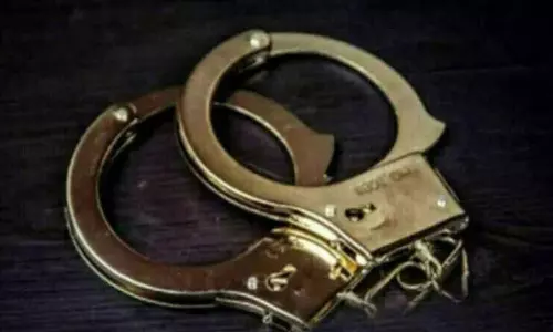 Sandhya Theater में महिला की भगदड़ के सिलसिले में पुलिस ने तीन लोगों को किया गिरफ्तार Sandhya Theater में महिला की भगदड़ के सिलसिले में पुलिस ने तीन लोगों को किया गिरफ्तार