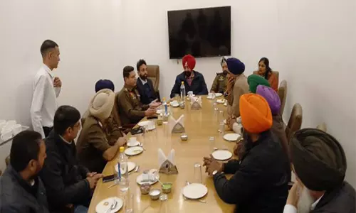 किसानों का Delhi Chalo मार्च: पंजाब-हरियाणा सीमा पर तनाव बढ़ने पर राजपुरा में बातचीत हुई