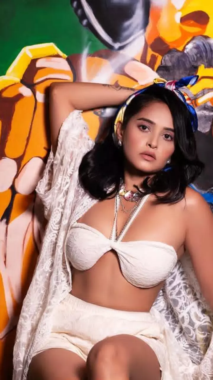 कौशिकी राठौर ने फ्लॉन्ट लिया फिगर