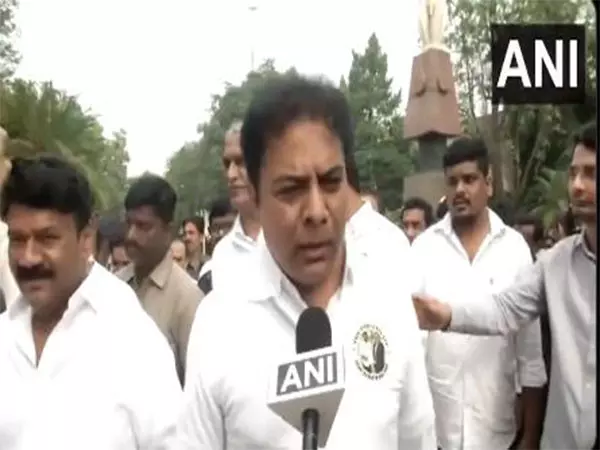 तेलंगाना विधानसभा में BRS MLA अदानी-रेवंत भाई भाई लिखी टी-शर्ट पहनकर पहुंचे तेलंगाना विधानसभा में BRS MLA अदानी-रेवंत भाई भाई लिखी टी-शर्ट पहनकर पहुंचे