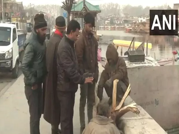 J-K: तापमान में गिरावट के साथ कश्मीर घाटी में शीत लहर का प्रकोप, लोगों ने गर्म रहने के लिए कांगड़ी जलाई