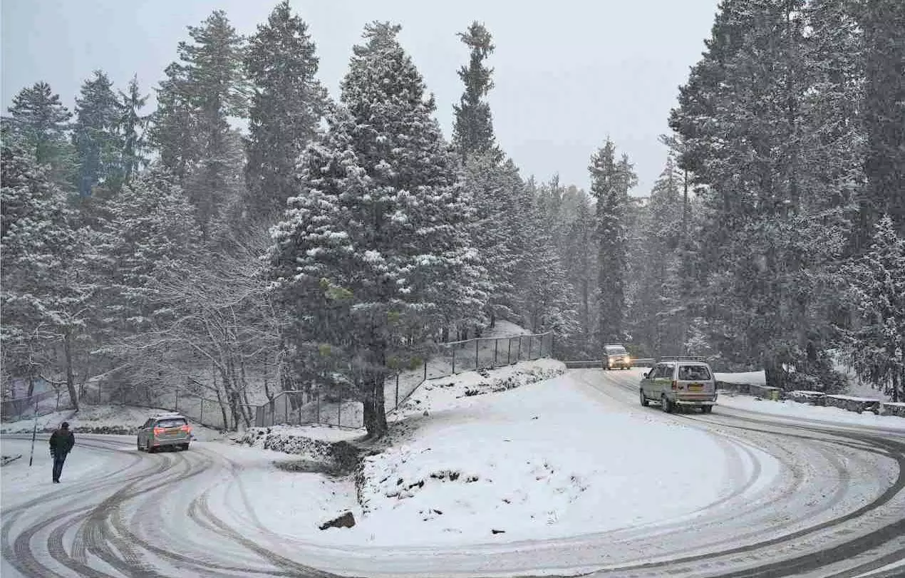 ऊंचे इलाकों में ताजा बर्फबारी, मुगल रोड बंद