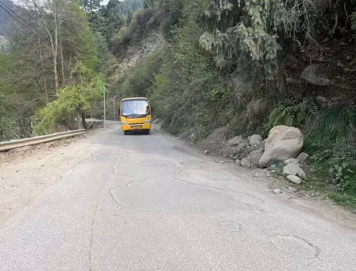 Kullu-Naggar-Manali लेफ्ट बैंक सड़क चौड़ीकरण का इंतजार कर रही