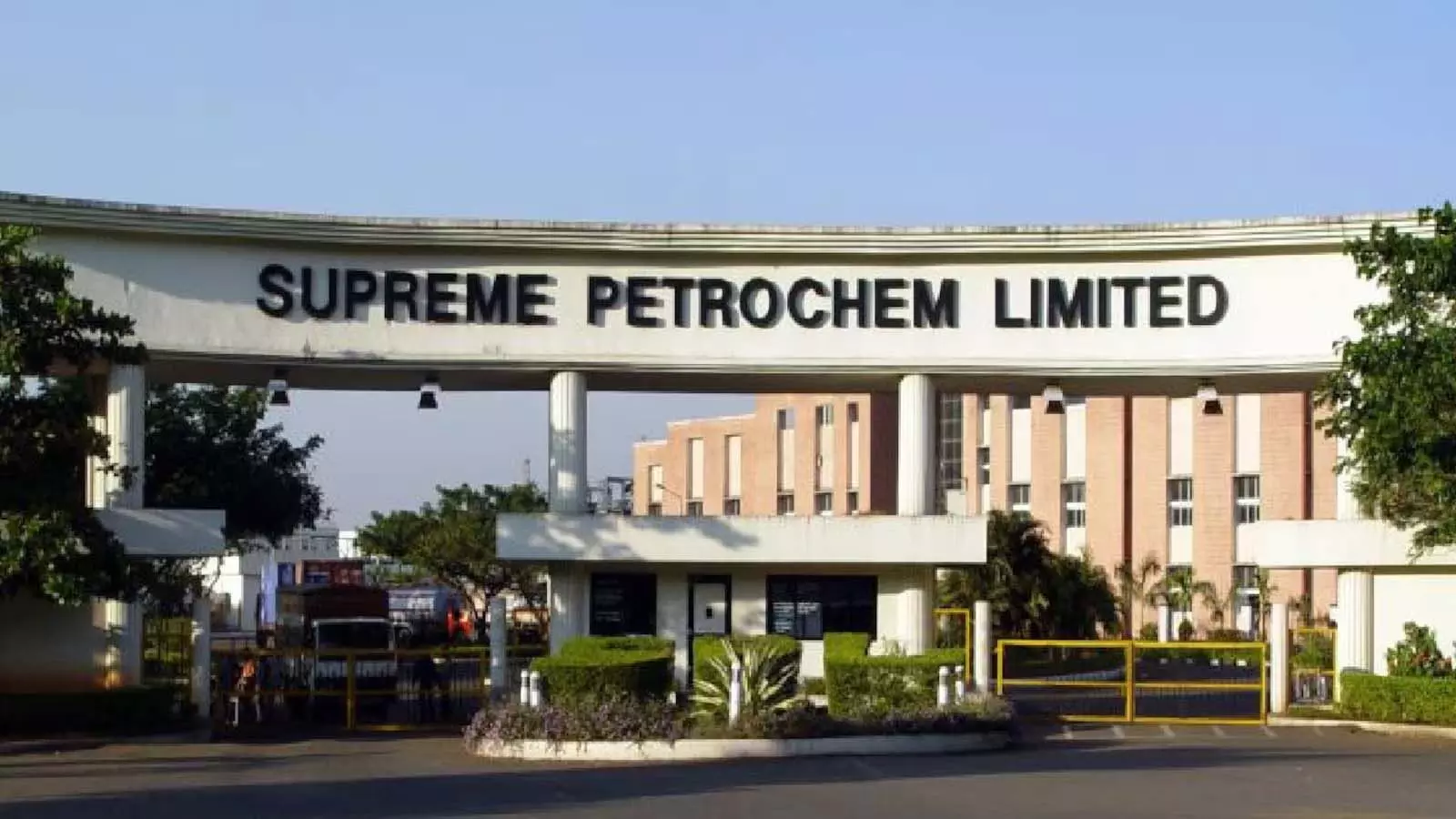 Supreme Petrochemicals शेयर की कीमत में 3.26% ऊपर