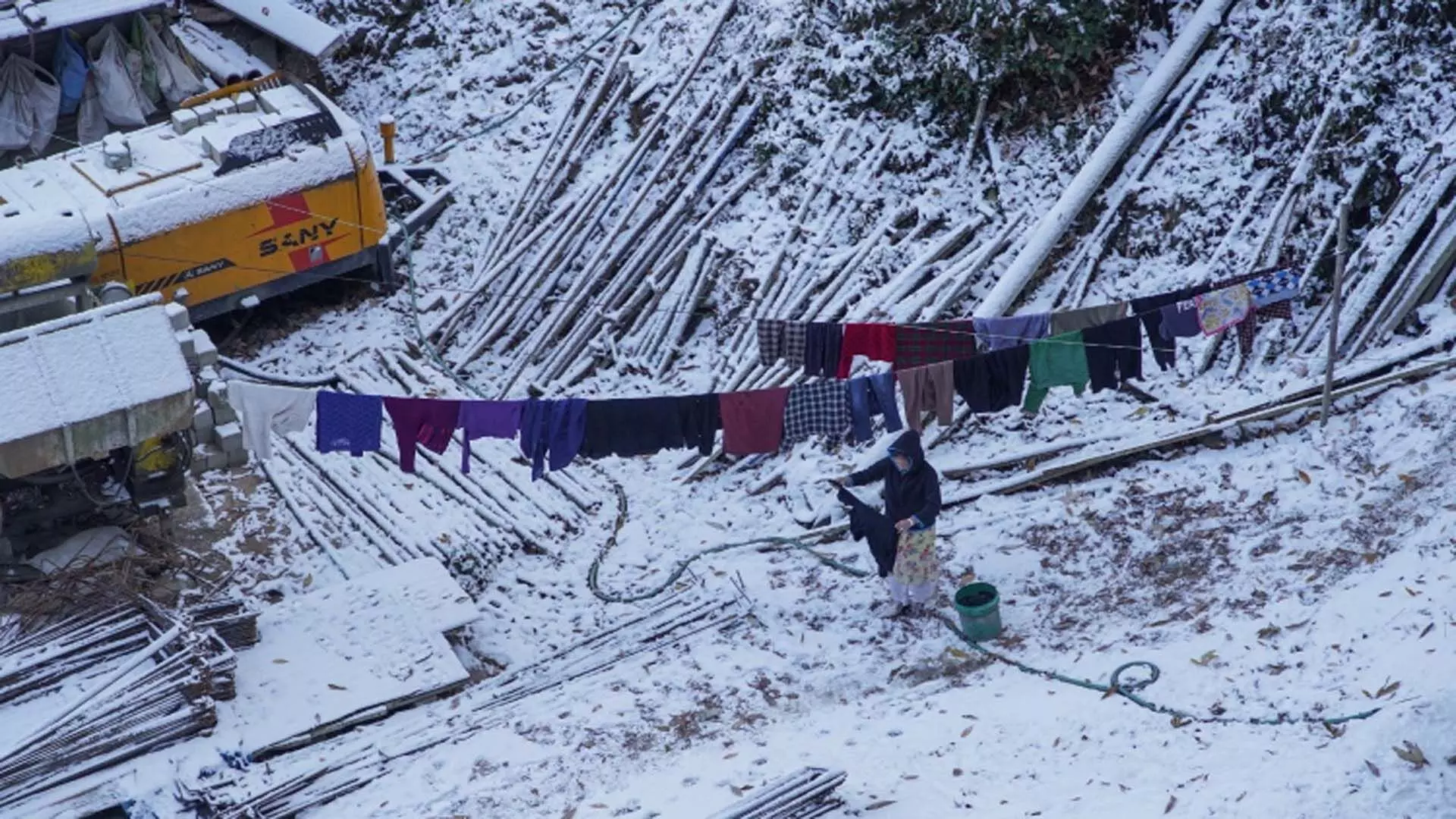 Shimla जिले में बर्फबारी के कारण 87 सड़कें यातायात के लिए अवरुद्ध