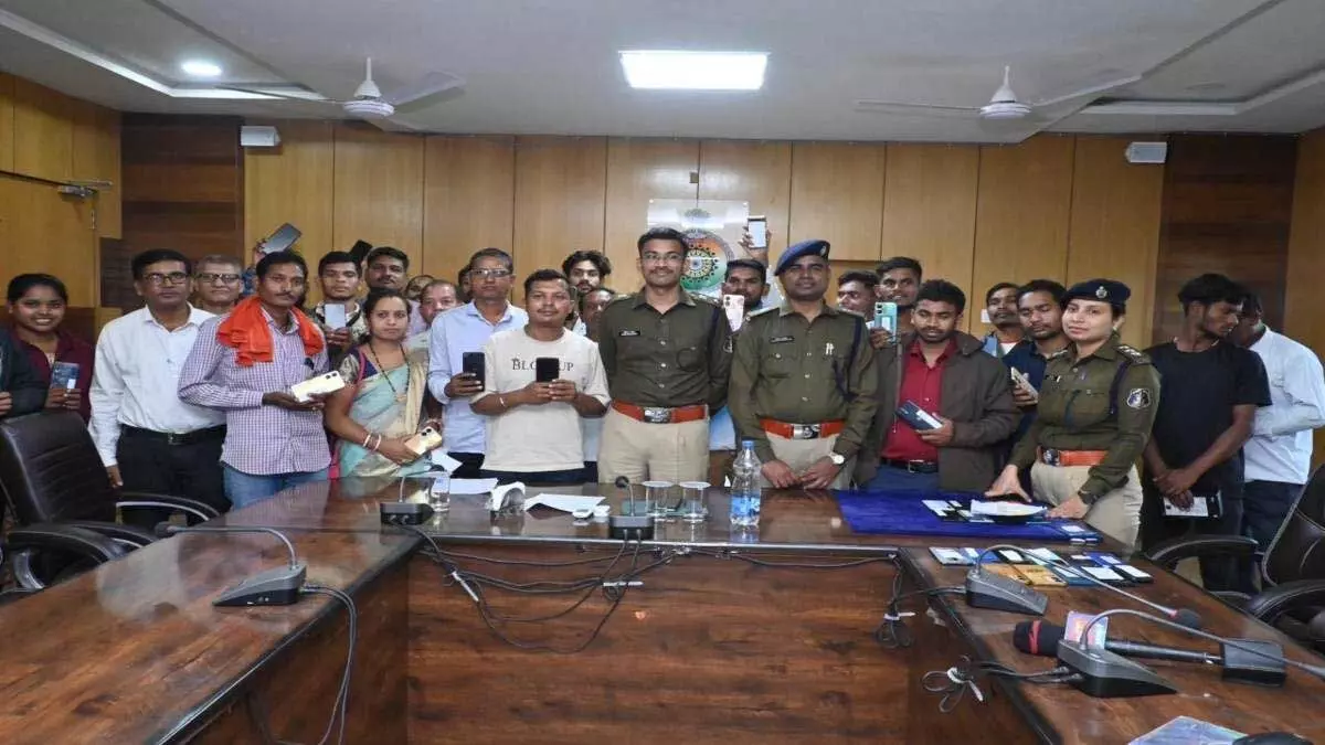 गरियाबंद पुलिस ने ढूंढ निकाले गुम हुए 33 मोबाइल