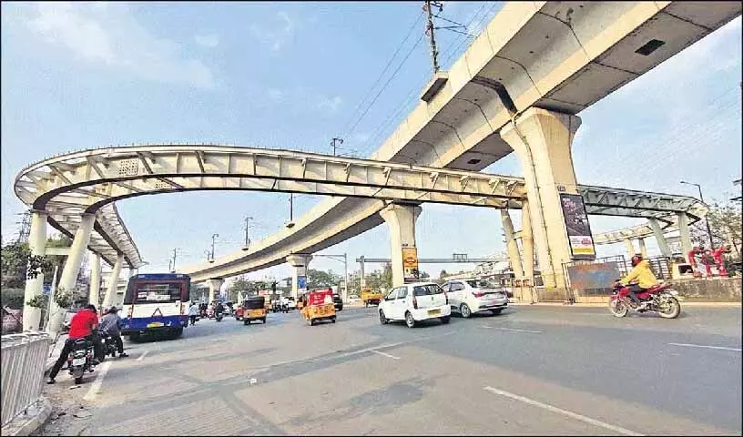 Uppal Skywalk से कूदा व्यक्ति, घायल होकर बच निकला