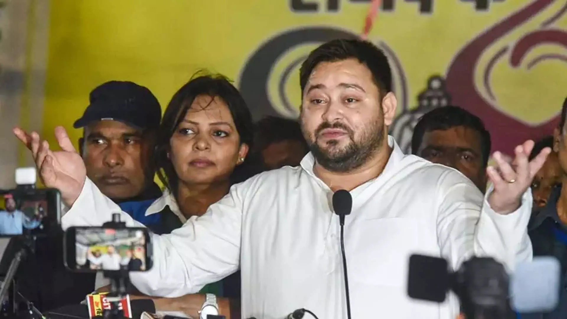 Tejashwi Yadav ने सत्ता में आने पर मुफ्त बिजली देने के वादे के बाद पेंशन बढ़ाने का वादा किया Tejashwi Yadav ने सत्ता में आने पर मुफ्त बिजली देने के वादे के बाद पेंशन बढ़ाने का वादा किया