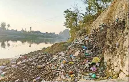 Jhelum river के तट कचरा डंपिंग स्थल में तब्दील