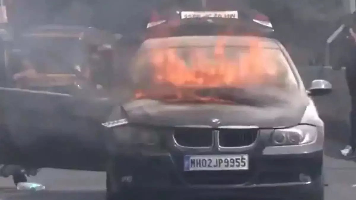 Mumbai के जोगेश्वरी पुल पर धू-धू कर जली BMW, वीडियो वायरल, देखें