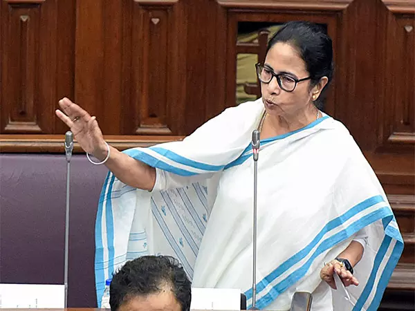 धर्मनिरपेक्षता के मामले में पश्चिम बंगाल पहले स्थान पर है: CM Mamata Banerjee धर्मनिरपेक्षता के मामले में पश्चिम बंगाल पहले स्थान पर है: CM Mamata Banerjee