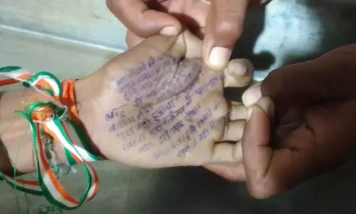 हथेली में सुसाइड की वजह लिखकर स्टूडेंट झूल गया फंदे पर