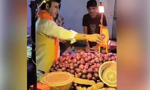 Delhi BJP नेता ने विक्रेता की गाड़ी पर भगवा झंडा फहराया Delhi BJP नेता ने विक्रेता की गाड़ी पर भगवा झंडा फहराया