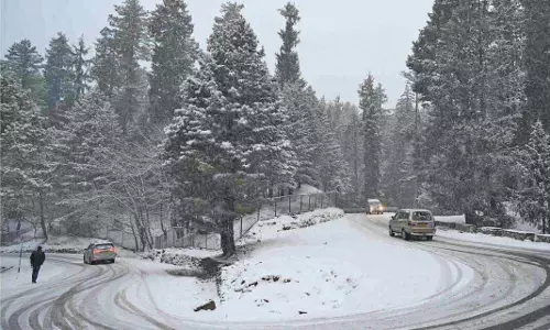 J&K: ऊंचे इलाकों में ताजा बर्फबारी, मुगल रोड बंद