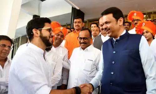 Fadnavis से मुलाकात की, विपक्ष के नेता और उपसभापति पद की मांग की Fadnavis से मुलाकात की, विपक्ष के नेता और उपसभापति पद की मांग की