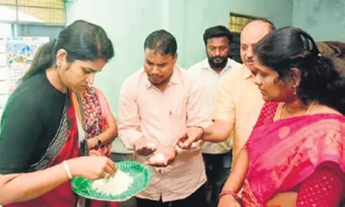Telangana: भोजन विषाक्तता की घटनाओं के बाद संगारेड्डी प्रशासन ने छात्रावासों के निरीक्षण के आदेश दिए Telangana: भोजन विषाक्तता की घटनाओं के बाद संगारेड्डी प्रशासन ने छात्रावासों के निरीक्षण के आदेश दिए