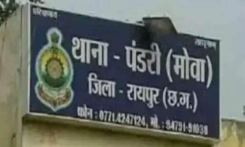 रायपुर: बीच सड़क पर ड्राइवर का सिर फोड़ा, बदमाशों की तलाश जारी रायपुर: बीच सड़क पर ड्राइवर का सिर फोड़ा, बदमाशों की तलाश जारी