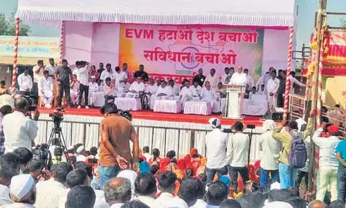 Pawar ने मरकडवाडी का दौरा किया, बैलेट पेपर से चुनाव लड़ने का संकल्प लिया