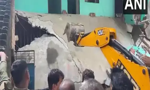 Delhi: नरेला में छत गिरने से परिवार के छह लोग घायल Delhi: नरेला में छत गिरने से परिवार के छह लोग घायल