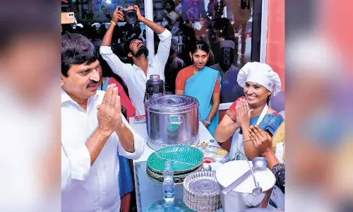 Telangana: तेलंगाना के राजस्व मंत्री ने महिला कैंटीन का उद्घाटन किया Telangana: तेलंगाना के राजस्व मंत्री ने महिला कैंटीन का उद्घाटन किया
