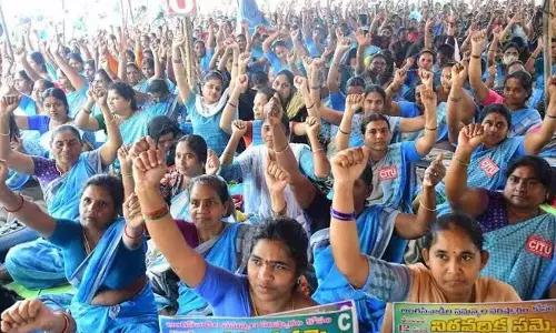आंगनवाड़ी कार्यकर्ताओं ने बढ़ते कार्यभार और वेतन में स्थिरता के खिलाफ प्रदर्शन किया