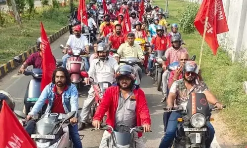Andhra: निलंबित एनएडी कर्मचारियों की बहाली के लिए बाइक रैली निकाली गई