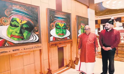Kerala: गोपी आसन अपने प्रतिष्ठित नवरसा भाव को देखने के लिए कोच्चि हवाई अड्डे पर गए Kerala: गोपी आसन अपने प्रतिष्ठित नवरसा भाव को देखने के लिए कोच्चि हवाई अड्डे पर गए