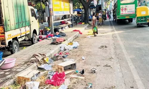 Karnataka: दक्षिण बेंगलुरु में सरक्की बस स्टॉप कूड़े के ढेर में तब्दील Karnataka: दक्षिण बेंगलुरु में सरक्की बस स्टॉप कूड़े के ढेर में तब्दील