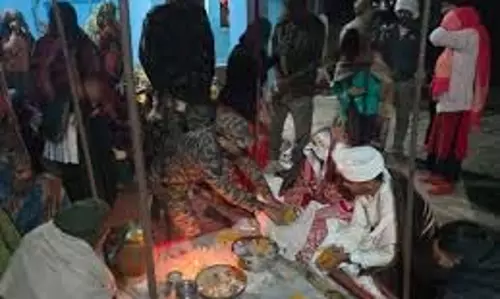 Up News: बेटी की शादी से 2 दिन पहले सैनिक की मौत, सेना के जवान ने की कन्यादान Up News: बेटी की शादी से 2 दिन पहले सैनिक की मौत, सेना के जवान ने की कन्यादान