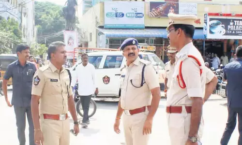 Andhra: तेनाली में यातायात की समस्या को हल करने के लिए नए सिग्नल Andhra: तेनाली में यातायात की समस्या को हल करने के लिए नए सिग्नल