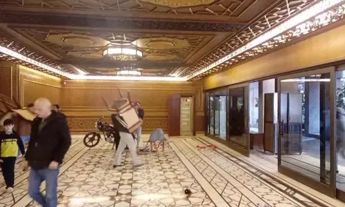 सीरियाई लोगों ने असद के महलों को लूटा सीरियाई लोगों ने असद के महलों को लूटा