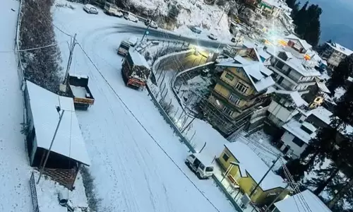उत्तराखंड: पहाड़ों में सीजन की पहली बर्फबारी शुरू