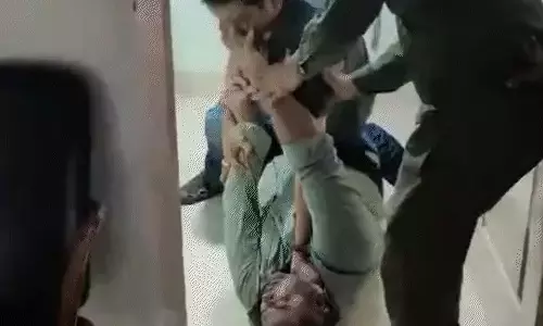 डॉक्टर के साथ भाई ने की मारपीट, संपत्ति विवाद में दबाया गला डॉक्टर के साथ भाई ने की मारपीट, संपत्ति विवाद में दबाया गला
