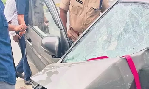 Andhra: पलनाडु में कार के पेड़ से टकराने से चार लोगों की मौत Andhra: पलनाडु में कार के पेड़ से टकराने से चार लोगों की मौत