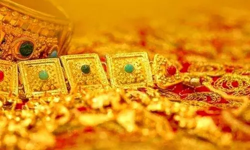 सराफा कारोबारियों का डेढ़ करोड़ का सोना लेकर कारीगर फरार, बढ़ाई टेंशन सराफा कारोबारियों का डेढ़ करोड़ का सोना लेकर कारीगर फरार, बढ़ाई टेंशन