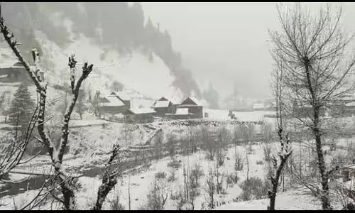 ऊंचे इलाकों में ताजा बर्फबारी के बाद मुगल Road closed ऊंचे इलाकों में ताजा बर्फबारी के बाद मुगल Road closed